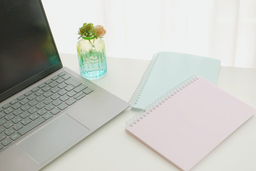 運営者情報のパソコンの画像